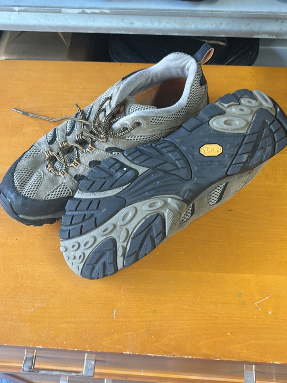 Men's Gray and Black Trail Sneakers with Vibram Outsole